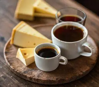 experiência sensorial de harmonização de cafés e queijos
