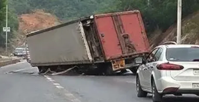 caminhão tomba rodovia Amparo Serra Negra