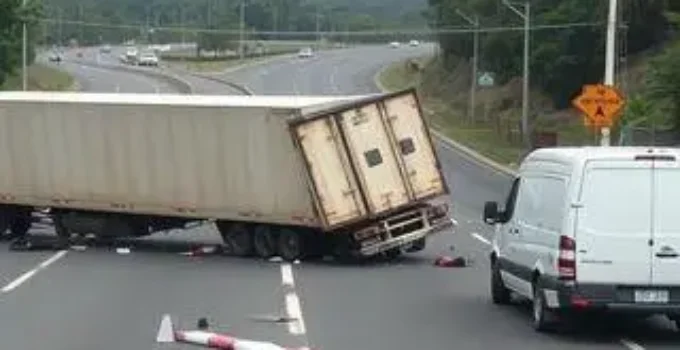 Caminhão tomba e bloqueia rodovia que liga Amparo a Serra Negra